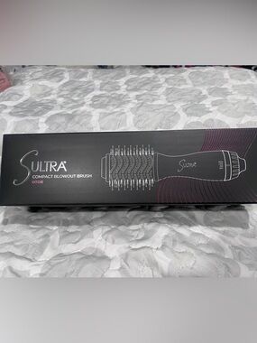 Sultra Compact Blowout Brush - Black with Pink Accents